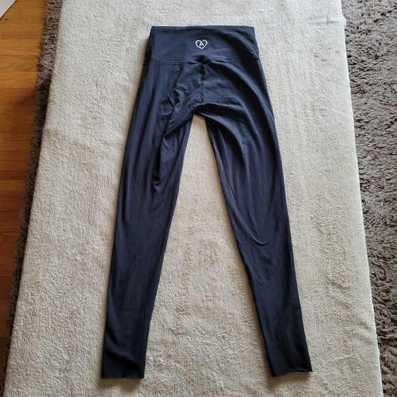 Aritzia mid rise cropped leggings size small - Picture 5 of 10